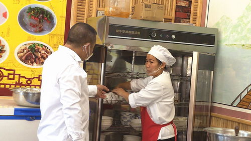 丘北餐饮服务单位积极响应公筷公勺倡议，引领健康用餐新风尚